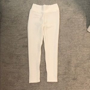 White patterned leggings with cinched detail